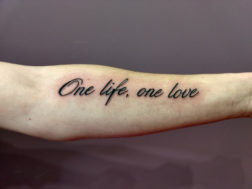 Надпись на руке - One life. One love